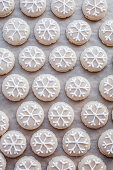 Viele Macarons mit Schneeflocken-Verzierung (Bildfüllend)