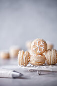 Macarons mit Schneeflocken-Verzierung