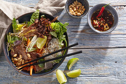 Bun bo nam bo (Rindfleisch mit Reisnudeln, Vietnam)