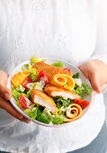 Schnitzelstreifen mit Omelettschnecken und Salat