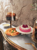 Tarte Tatin mit Thymian, Panettone und rosa Torte mit weißer Schokolade und Himbeeren
