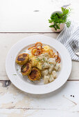 Gelbe Linsen-Bratlinge mit Kartoffelstampf, Rahmkohlrabi und Röstzwiebeln (vegan)