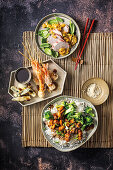Drei asiatische Gerichte (Schweinefilet süß-sauer, Garnelen-Tempura und Hühnchen-Teriyaki)