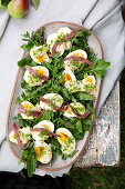 Salat mit Eiern, Mayonnaise, Sardellen und Schnittlauch