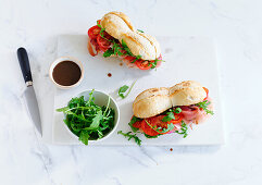 Serrano-Sandwich mit Tomaten und Rucola