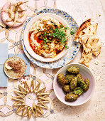 Blumenkohl-Hummus mit frittierten Kichererbsen und Falafel
