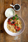 Spaghetti Tomaten-Oliven-Sauce