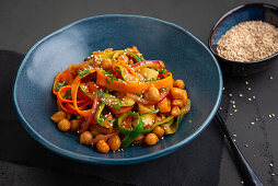 Vegan chickpea and vegetable pan with sesame seeds