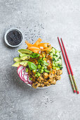 Tofu-Poke-Bowl mit Sesam und  Essstäbchen