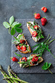 Bruschetta with asparagus and strawberries