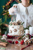 Weihnachtskuchen dekoriert mit Lebkuchenhäuschen