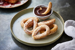 Spanische Churros mit Schokoladensauce