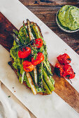 Belegtes Brot mit Spargel und Bärlauchpesto