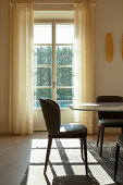 Light-flooded dining room with leather chairs in front of patio door