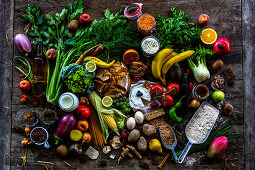 Obst, Gemüse und verschiedene Lebensmittel auf rustikalem Holztisch