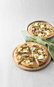 Pizza mit Artischocken und Burrata