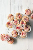 Klassische Angel Cake-Muffins mit Himbeeren und Himbeerpulver
