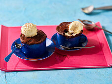 Schokoladen-Tassenkuchen mit Kirschen und Eiscreme