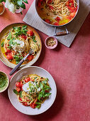 Spaghetti mit Burrata, Tomaten und Basilikum-Minz-Pesto