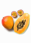 Mango, Maracuja und Papaya auf weißem Untergrund
