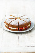 Victoria Sponge Cake mit Buttercreme und Erdbeermarmelade