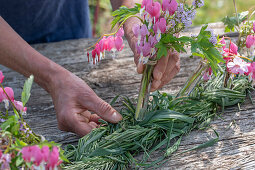 Tischdeko mit Tränendem Herz (Dicentra Spectabilis) und Storchschnabel (Geranium macrorrhizum), Kranz binden