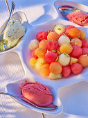 Beeren- und Pistaziensorbet mit Melonensalat