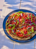 Pizza mit Tomaten, Anchovis und Rucola