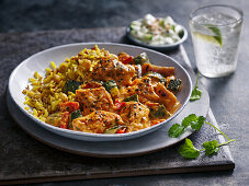 Gegrilltes Hühnchen-Tikka mit geröstetem Gemüse dazu brauner und roter Reis