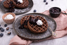 Vegane Schoko-Waffeln mit Blaubeerkompott