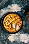 Apfeltarte mit weißem Schokoladen-Mohn-Eis