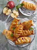 Apple pastries with vanilla pudding