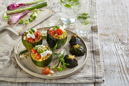 Gegrillte Zucchini gefüllt mit Bulgur und Ziegenkäse