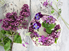 Lilac wreath with pansies