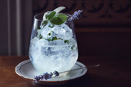 Cocktail with vodka, lemon, thyme and lavender