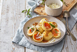 Süße Marillenknödel mit weißen Schokoraspeln