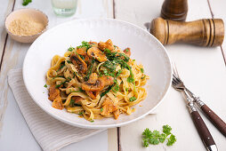 Ribbon noodles with rocket, mushrooms and vegan 'chicken'