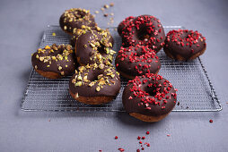 Donuts mit Schokoglasur, Pistazien und gefriergetrockneten Erdbeeren