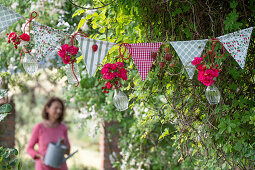 Pennant chain decorated with rose bouquets and strawberry branches in glass vases