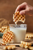 Mini-Waffeln in Milch tunken