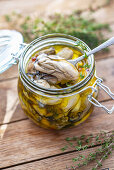 Eingelegte Austern in Olivenöl mit Kräutern und Gewürzen
