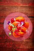 Obstsalat mit Aprikosen und Blüten