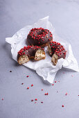 Zartbitter-Donuts mit gefriergetrockneten Erdbeerstückchen