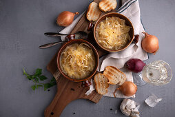 Vegane französische Zwiebelsuppe, mit Mandelkäse überbacken