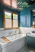 Bathroom in blue and white, ceiling with plant motif