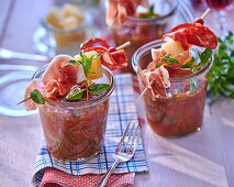 Piperade (baskische Paprikasauce) und Spießchen mit Wurst, Schinken und Käse