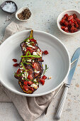 Geröstete Auberginen mit gegrilltem Rindfleisch, Rote-Bete-Chutney und Feta