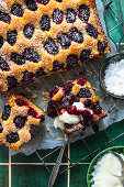 Brombeer-Kokos-Kuchen mit Brombeer-Coulis und Joghurt