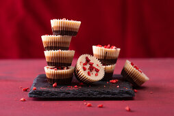 Vegan chocolate confection with freeze-dried strawberries