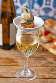 Ein Glas Weißwein und Pincho mit Austern